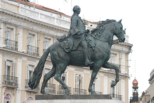 主廣場(Plaza Mayor)中央，矗立著菲利浦三世雕像